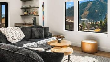 Smart TV, fireplace, stereo