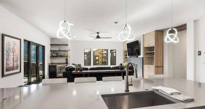 Luxurious Ski-In/Ski out adjacent Ski Slope side!