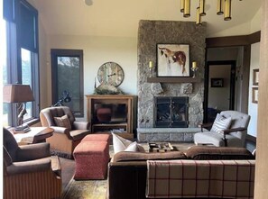 Smart TV, fireplace, printers - Luxury Mountain Cabin (Big Sky)