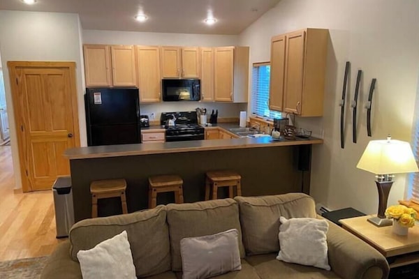 Smart TV, caminetto, lettore DVD, libri