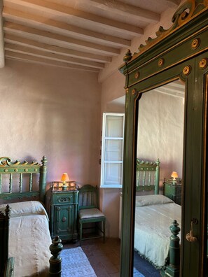 5 Schlafzimmer, Schreibtisch, Bügeleisen/Bügelbrett, Reisekinderbett