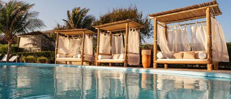 2 piscines a l'aire lliure