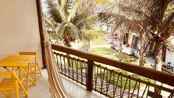 Suíte estúdio conforto, sacada, vista para o jardim | Wi-Fi de cortesia