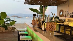 Bar (trong khuôn viên)
