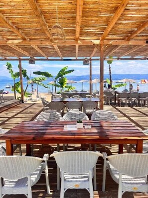 Outdoor dining - Jessica's Studios & Apartments (Corfu)