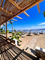 Ubicación cercana a la playa, cabañas de playa, tumbonas y sombrillas
