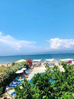 시즌별로 운영되는 야외 수영장