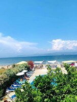 Una piscina al aire libre de temporada