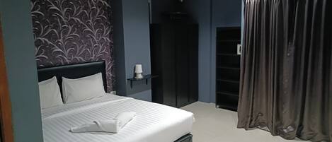 Safe på rommet, skrivebord og skrivebord for bærbar PC