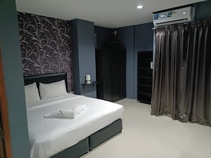 In-room safe, desk, laptop workspace, free WiFi - Central Perk Hotel (Patong)