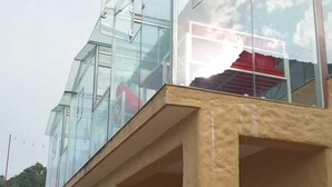 Un bâtiment moderne doté d’une façade en verre et d’un toit plat.