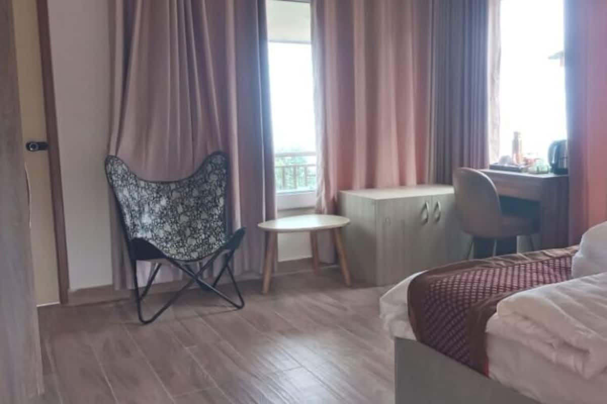 Desk, laptop workspace, free WiFi, bed sheets
