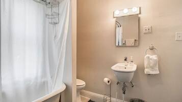 Dusj, hårføner og håndklær