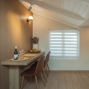 Family Suite | Living area | 40-inch LED TV with cable channels - Mini Suites Trikala (Trikala)