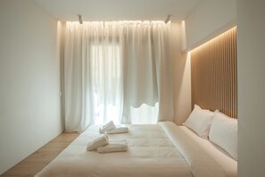 Deluxe Studio | Living area | 40-inch LED TV with cable channels - Mini Suites Trikala (Trikala)