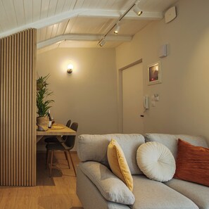 Deluxe Apartment | Living area | 40-inch LED TV with cable channels - Mini Suites Trikala (Trikala)