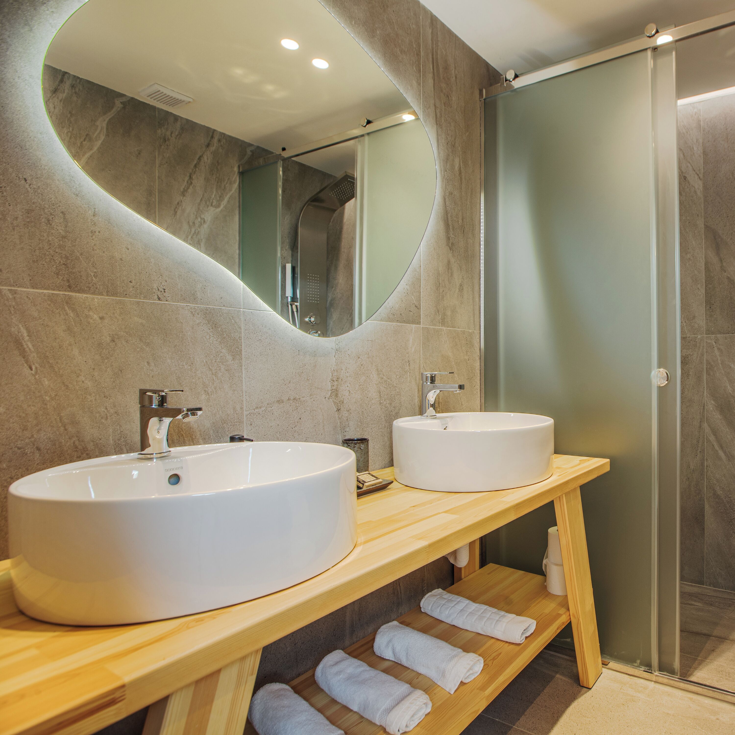 Family Suite | Bathroom | Shower, free toiletries, hair dryer, slippers