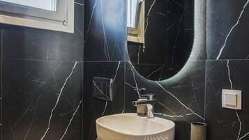 Studio | Bathroom | Shower, free toiletries, hair dryer, slippers