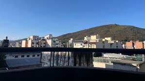 A view of a residential area with buildings and a hill in the background. - Mirando el cerro (Salta)