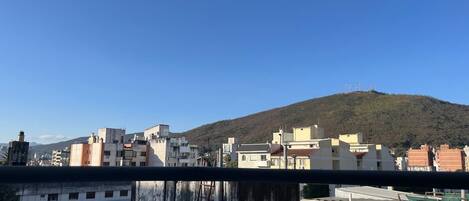 Comfort-Apartment, Balkon, Bergblick | Terrasse/Patio