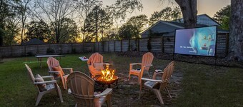 Stylish Durham Getaway Near Duke / DT - Fun Backyard