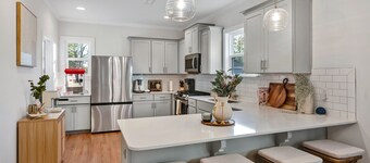 Stylish Durham Getaway Near Duke / DT - Fun Backyard