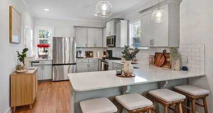 Stylish Durham Getaway Near Duke / DT - Fun Backyard