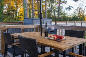 Outdoor dining - Stylish Durham Getaway Near Duke / DT - Fun Backyard (Durham)