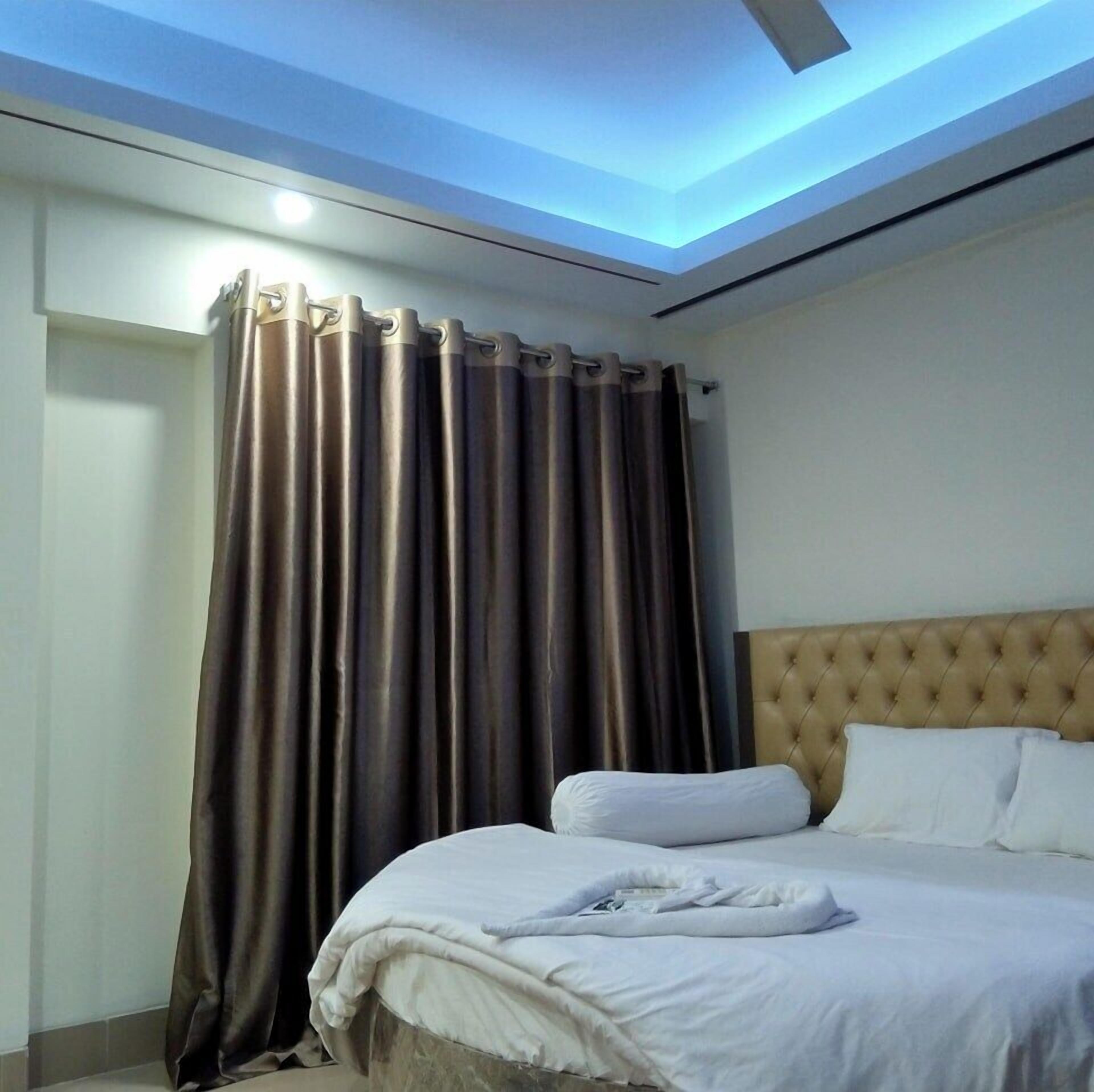 Deluxe Suite, Sea View | In-room safe, desk, free WiFi