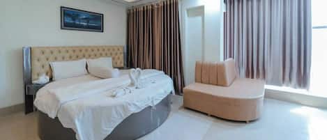 In-room safe, desk, free WiFi