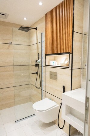 Dobbeltrom – deluxe | Bad | Dusj, toalettartikler (inkludert), håndklær og såpe