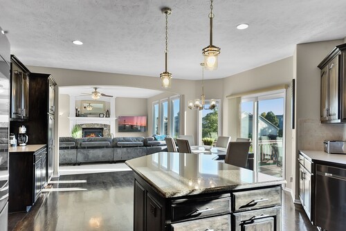 Family Home in West O : Hot Tub, Fire Pit, Game Rm