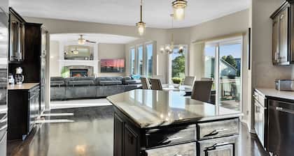 Family Home in West O : Hot Tub, Fire Pit, Game Rm