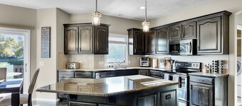 Family Home in West O : Hot Tub, Fire Pit, Game Rm