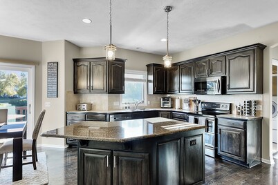 Family Home in West O : Hot Tub, Fire Pit, Game Rm