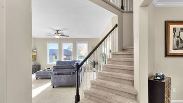 Smart-TV, Musikbibliothek, Stereoanlage, Arbeitsbereiche