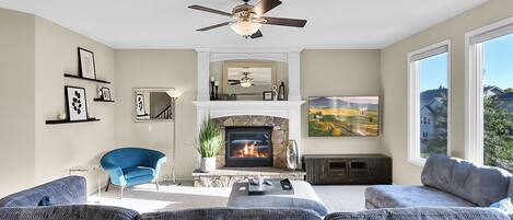 Smart TV, biblioteca musical, estéreo y oficina