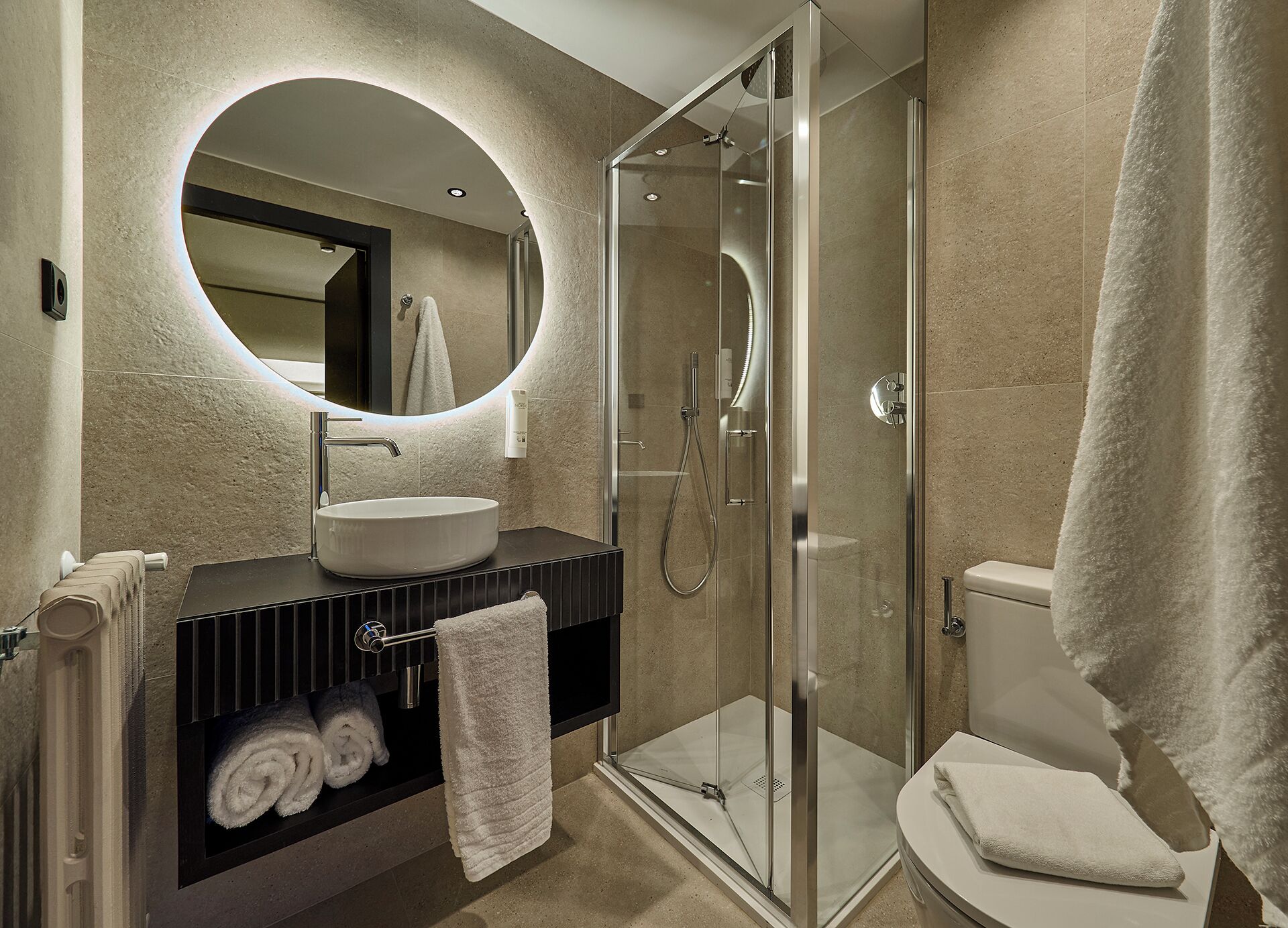 Quarto Pegueno | Banheiro | Chuveiro, secador de cabelo, toalhas de banho, sabonete