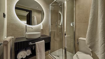 Quarto Pegueno | Banheiro | Chuveiro, secador de cabelo, toalhas de banho, sabonete