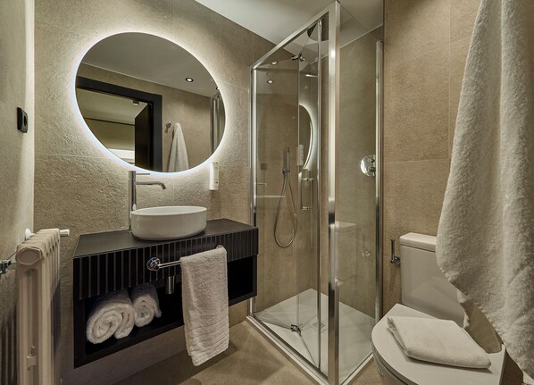 Habitación Pequeña | Baño | Ducha, secador de pelo, toallas y jabón