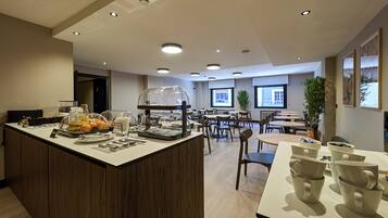 Café da manhã com buffet todos os dias (EUR 8.45 por pessoa)