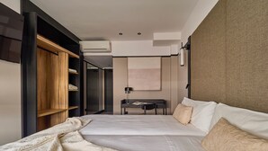 A modern hotel room with a large bed, a desk, and a wardrobe. -  B48 Oviedo Ópera (Oviedo)