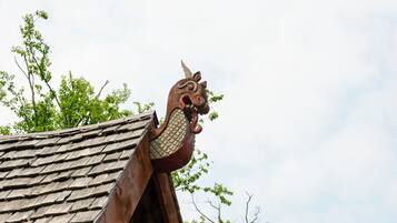 Ein traditionelles Dach mit einer verzierten Drachenfigur als Wetterfahne.