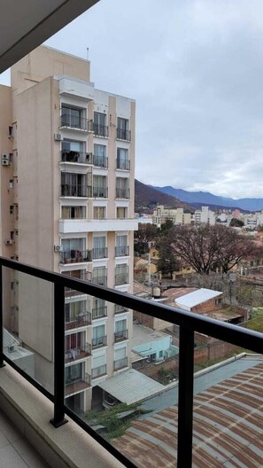Comfort-Apartment, Balkon, Hügelblick | Blick vom Balkon