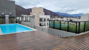 Hồ bơi ngoài trời phục vụ theo mùa