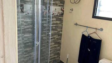 Doccia, asciugamani, sapone, shampoo