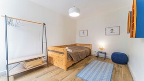3 makuuhuonetta, silitysrauta/-lauta, vauvan matkasänky, Wi-Fi