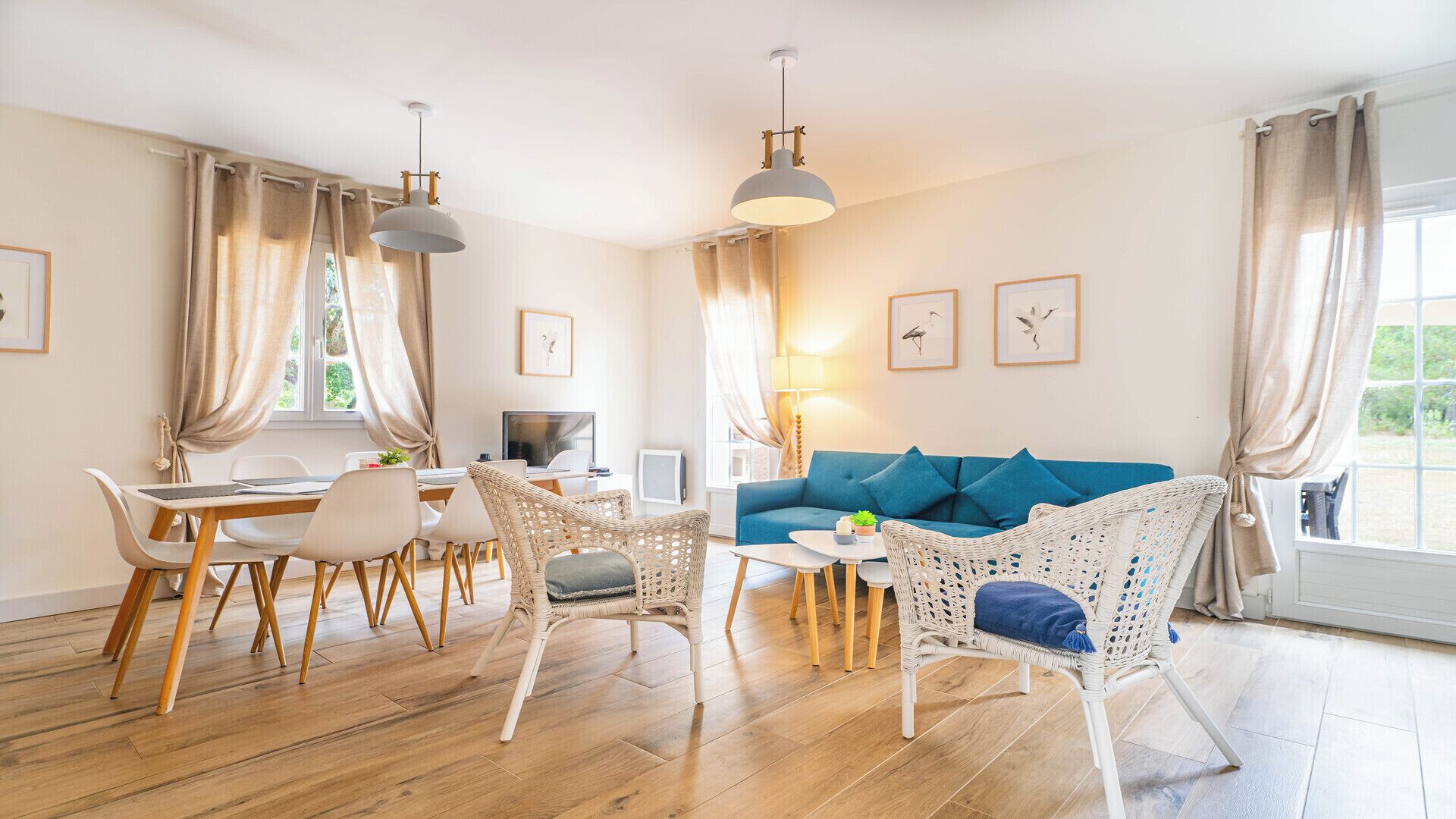 Smart-tv, eldstad, ett bordtennisbord och böcker