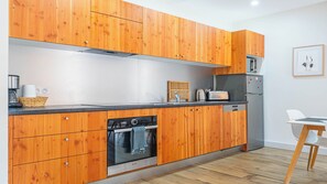Fridge, microwave, oven, stovetop - DOMAINE DU FLAMAND - Gîte JEAN-PETIT (Naujac-sur-Mer)