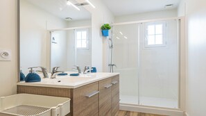 Secador de pelo, toallas